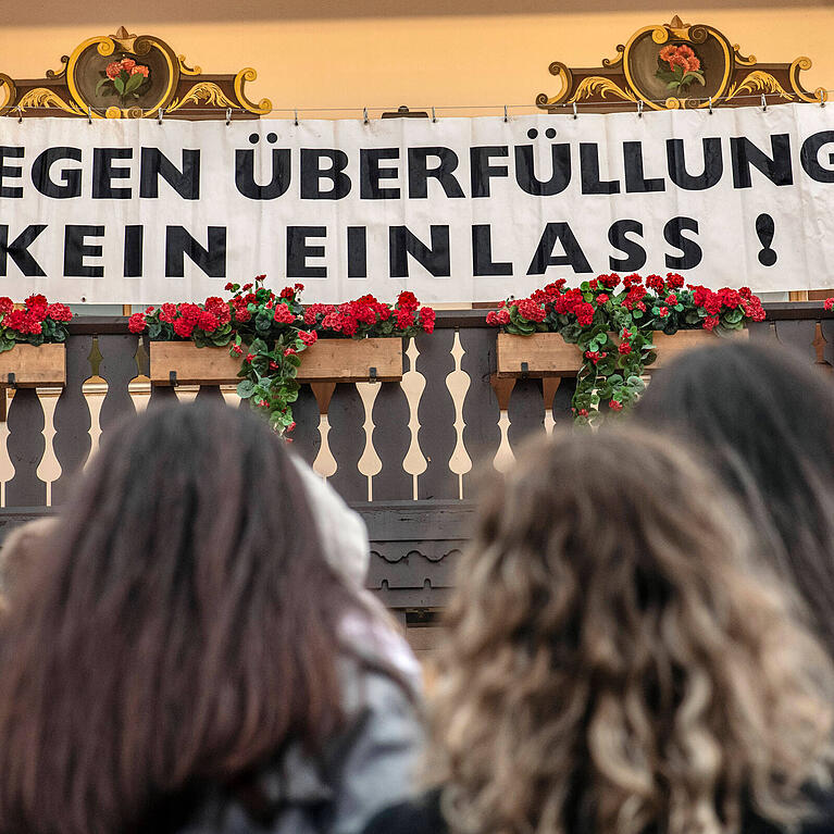 Der Gang in die gro&szlig;en Wiesn-Festzelte ist zu Sto&szlig;zeiten meist nur Menschen mit Reservierung vorbehalten. Einen freien Tisch zu buchen, ist aber gar nicht so einfach. Ein neues Tool soll dabei Abhilfe schaffen.
