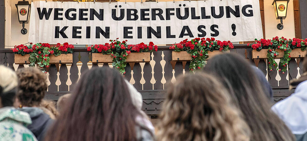 Der Gang in die gro&szlig;en Wiesn-Festzelte ist zu Sto&szlig;zeiten meist nur Menschen mit Reservierung vorbehalten. Einen freien Tisch zu buchen, ist aber gar nicht so einfach. Ein neues Tool soll dabei Abhilfe schaffen.