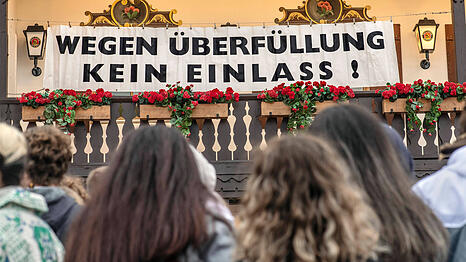 Der Gang in die gro&szlig;en Wiesn-Festzelte ist zu Sto&szlig;zeiten meist nur Menschen mit Reservierung vorbehalten. Einen freien Tisch zu buchen, ist aber gar nicht so einfach. Ein neues Tool soll dabei Abhilfe schaffen.
