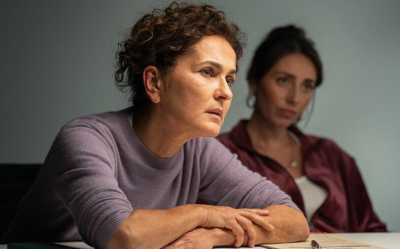 Die erfahrene und doch unkonventionelle Kommissarin Sarah Frankfurter (Marie-Lou Sellem, links) durchleuchtet einen Verd&auml;chtigen im Verh&ouml;rraum. Mit ihrer Assistentin (Leona Grundig) versucht sie in "Frankfurt Mord - Ein neues Leben" den gewaltsamen Tod einer Frau um die 40 aufzukl&auml;ren. Der neue ZDF-Krimi k&ouml;nnte zur Reihe werden.