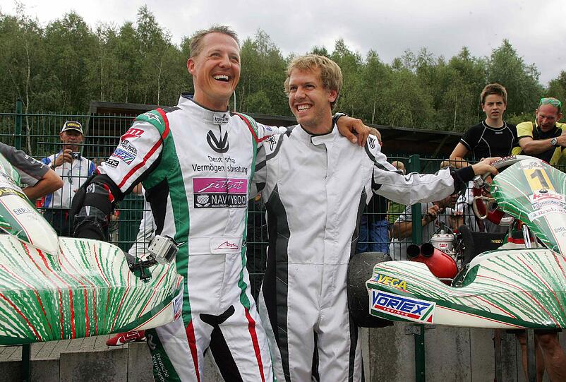 Das Kart-Duell der Formel-1-Weltmeister: Michael Schumacher fuhr seinem Kollegen Sebastian Vettel davon. Spaß hatten alle. Die besten Bilder aus Kerpen...