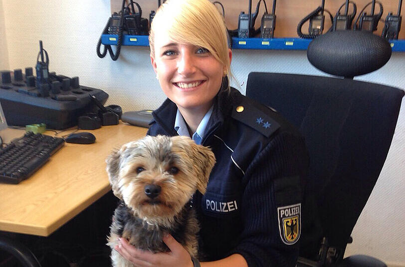 Tierische Abwechslung in der Amtsstube: Sammy auf dem Schoß einer Bundespolizei-Beamtin.
