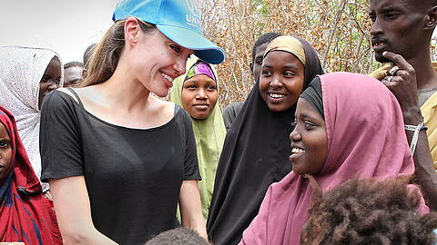 UNHCR-Botschafterin Angelina Jolie beim Besuch eines Flüchtlings-Camps in Kenia