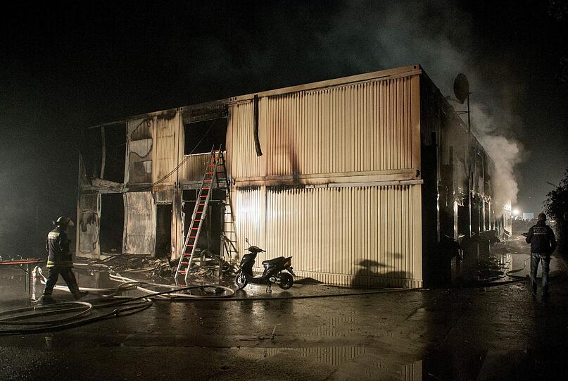 Schock in Rottenburg: In einem Flüchtlingsheim ist in der Nacht zu Montag ein Feuer ausgebrochen. Die Bilder.