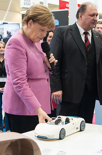 Bundeskanzlerin Angela Merkel (CDU) am Freitag bei der Internationalen Handwerksmesse IHM in München.