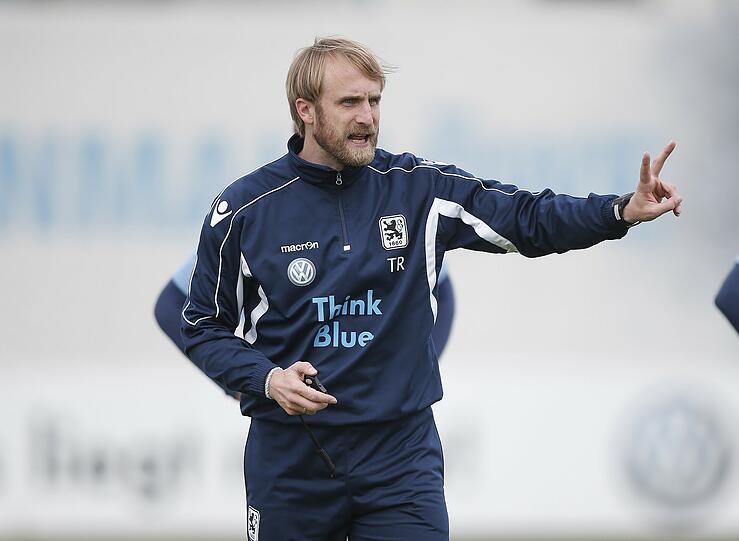 Er packte sofort mit an: Daniel Bierofka soll als Nachfolger von Benno Möhlmann den abstiegsgefährdeten TSV 1860 vor dem Abstieg in die Drittklassigkeit bewahren. Die Bilder.