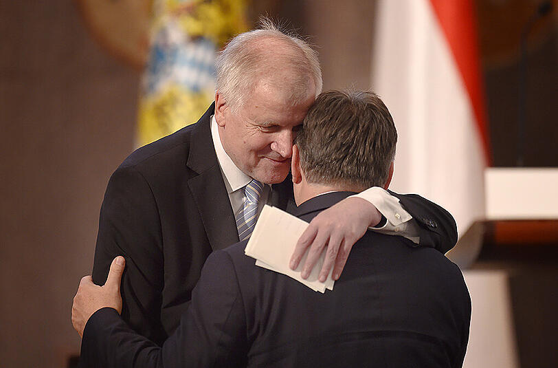 Umarmung im bayerischen Landtag: Horst Seehofer (l.) und Viktor Orban.
