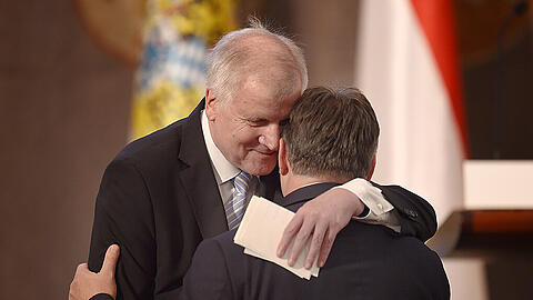 Umarmung im bayerischen Landtag: Horst Seehofer (l.) und Viktor Orban.
