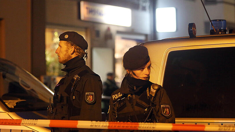 Polizeibeamte stehen in Herne (Nordrhein-Westfalen) vor dem Imbiss, in dem der mutmaßliche Kindermörder Marcel H. gefasst wurde. Der 19-Jährige, der einen neun Jahre alten Jungen getötet haben soll, hatte sich bei der Polizei gemeldet.