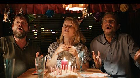 Patchwork-Geburtstag: Vater (Peter Trabner, links), Mutter (Annette Frier) und Stiefvater (Kai Wiesinger) raufen sich zum Feiern zusammen.