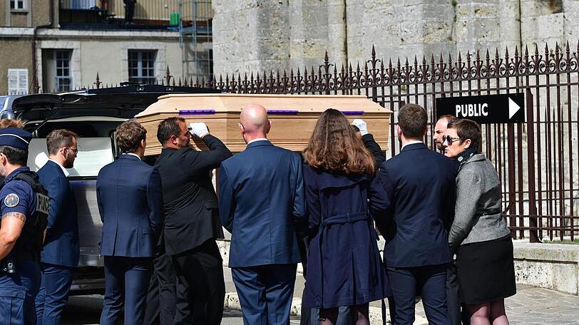 Der Sarg des verstorbenen Formel-2-Fahrers Anthoine Hubert wurde in die Kathedrale von Chartres getragen