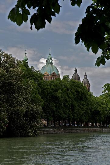Thront am Isar-Ufer: St. Lukas am Mariannenplatz im Lehel wurde 1896 eingeweiht und ist die einzige fast vollständig erhaltene evangelische Pfarrkirche des Historismus in München.