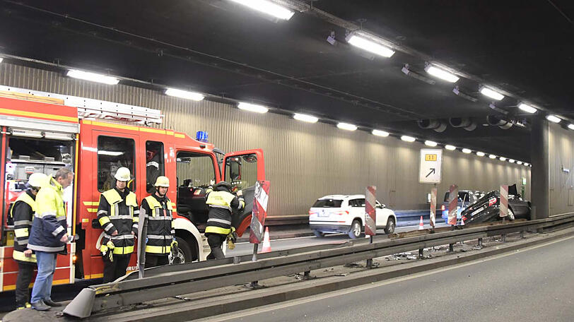 Die Feuerwehr sicherte das Auto und verständigte den Abschleppdienst.