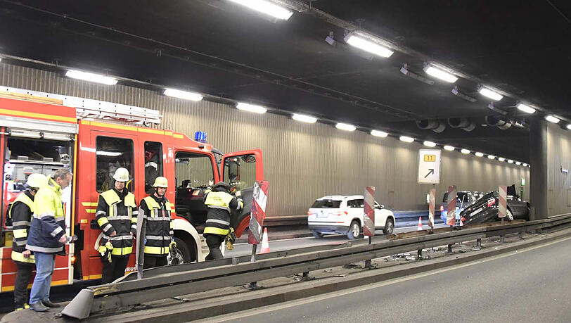 Die Feuerwehr sicherte das Auto und verständigte den Abschleppdienst. Die Feuerwehr sicherte das Auto und verständigte den Abschleppdienst.