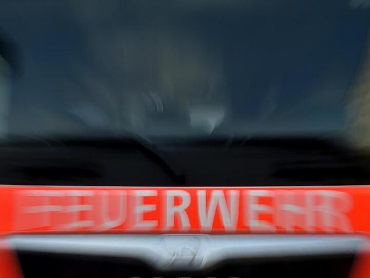 Blick auf die Front eines Einsatzwagens der Feuerwehr. Foto: Britta Pedersen/Archivbild