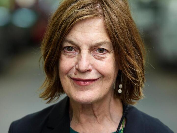 Angela Winkler wird für ihre Leistung am Theater geehrt.