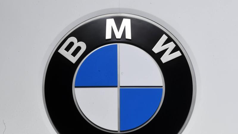 Ein BMW Logo ist von grauem Hintergrund umgeben. Foto: Uli Deck/dpa/Archivbild Ein BMW Logo ist von grauem Hintergrund umgeben. Foto: Uli Deck/dpa/Archivbild