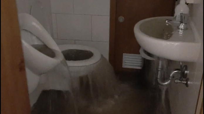 Nach dem Starkregen in Landshut strömte aus den Toiletten Wasser und Schlamm.