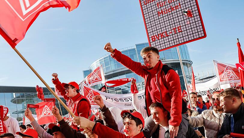 Tausende Teilnehmer nehmen am Audi Forum auf der Audi Piazza in Ingolstadt an einer Warnstreik-Kundgebung der IG Metall teil.