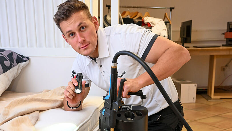 Schädlingsbekämpfer Puschmann bei der Arbeit: Erst mal checken, ob es wirklich Bettwanzen sind.