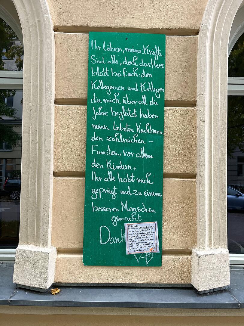 Nachdem die Betreiberfirma Luco GmbH Insolvenz anmelden musste, verabschiedet sich der langjährige Wirt Konstantinos Papadakis mit ein paar persönlichen Worten auf einer Tafel von seinen Gästen. Eine Antwort darauf hat er bereits in Form eines kleinen Zettels erhalten. Nachdem die Betreiberfirma Luco GmbH Insolvenz anmelden musste, verabschiedet sich der langjährige Wirt Konstantinos Papadakis mit ein paar persönlichen Worten auf einer Tafel von seinen Gästen. Eine Antwort darauf hat er bereits in Form eines kleinen Zettels erhalten.