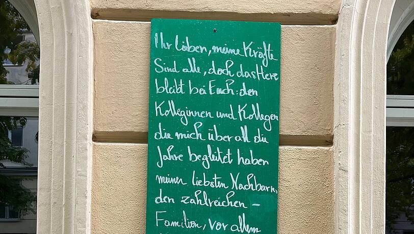 Nachdem die Betreiberfirma Luco GmbH Insolvenz anmelden musste, verabschiedet sich der langjährige Wirt Konstantinos Papadakis mit ein paar persönlichen Worten auf einer Tafel von seinen Gästen. Eine Antwort darauf hat er bereits in Form eines kleinen Zettels erhalten. Nachdem die Betreiberfirma Luco GmbH Insolvenz anmelden musste, verabschiedet sich der langjährige Wirt Konstantinos Papadakis mit ein paar persönlichen Worten auf einer Tafel von seinen Gästen. Eine Antwort darauf hat er bereits in Form eines kleinen Zettels erhalten.