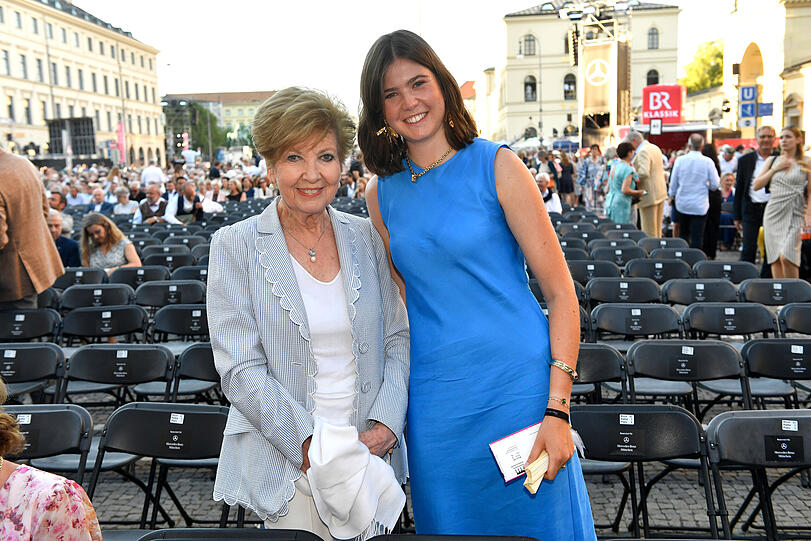 Moderatorin Carolin Reiber mit Enkelin Magdalena Maier.