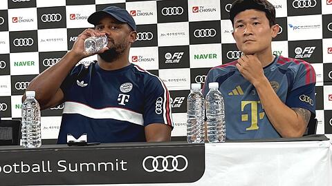 Trainer Vincent Kompany (l) fordert "ernsthaftes" Arbeiten trotz der Strapazen.