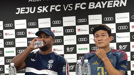Trainer Vincent Kompany (l) fordert "ernsthaftes" Arbeiten trotz der Strapazen.