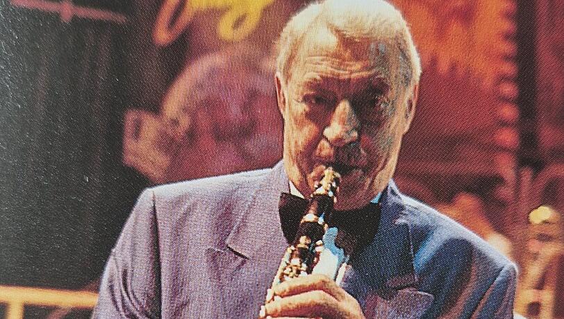 Der M&uuml;nchner Hugo Strasser, hier 1986 fotografiert, pr&auml;gte mit seinem Orchester ab den 1950er Jahren die Ballsaisons im Deutschen Theater.