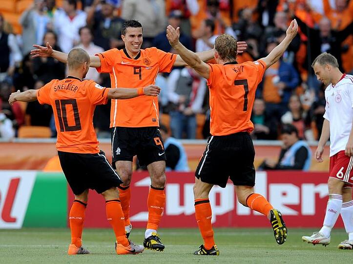 Die Holländer Sneijder (l-r), van Persie und Kuyt freuen sich über die Führung.