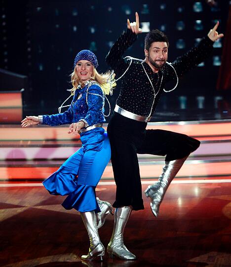 Auch Sängerin Stefanie Hertel zeigte, dass sie nicht nur Volksmusik kann: In Blau und mit spacigen Silberstiefeln rockte sie gemeinsam mit Partner Sergiy Plyuta.