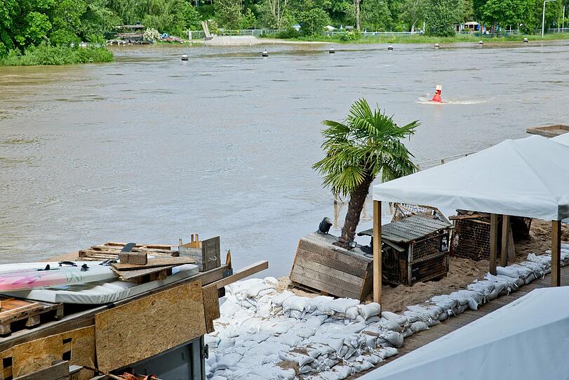 Der Würzburger Stadtstrand verschwindet unter Sandsäcken: Beachpartys finden hier wohl erst mal nicht statt.