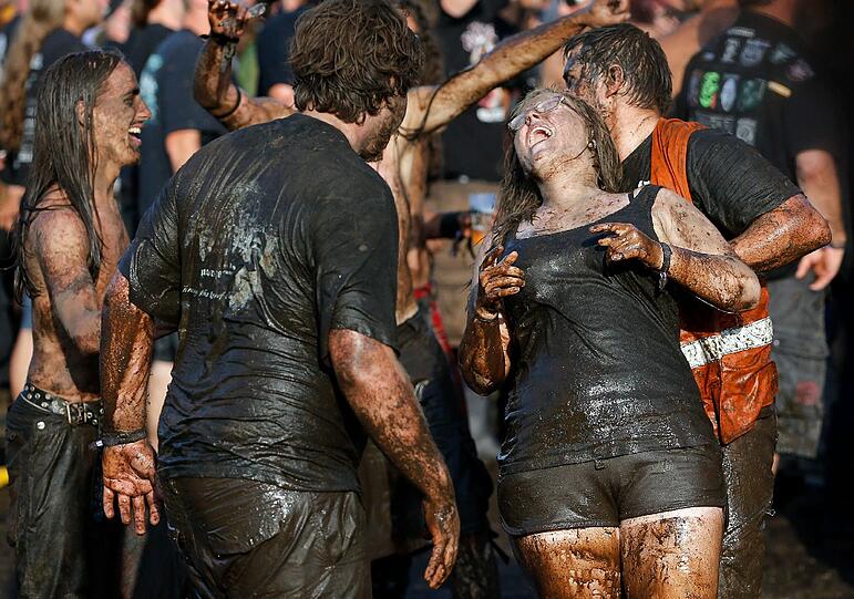 Schlammcatchen zum Abschluss: Am frühen Sonntagmorgen
dröhnten die letzten Töne des 24. Wacken Open Air (W:O:A) über das
knapp 220 Hektar großen Festivalgelände. Höhepunkt zum Abschluss war der Auftritt von Schockrocker Alice Cooper. Die Bilder vom letzten Tag!