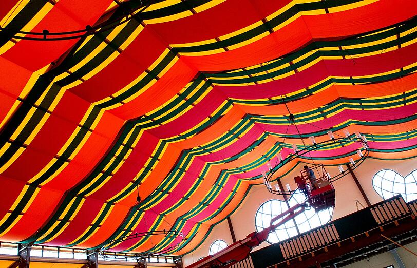 Aufbau auf der Wiesn: Das Marstall nimmt schon Formen an.