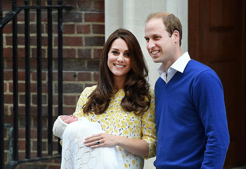 Herzogin Kate und Prinz William mit Prinzessin Charlotte am Tag der Geburt