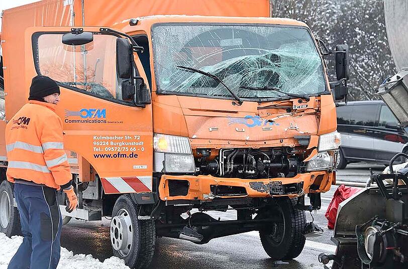 Bilder vom Unfall auf der A99: Mehrere Hundert Liter einer Abfall-Flüssigkeit sind ausgelaufen &ndash; die Autobahn musste zeitweise komplett gesperrt werden.