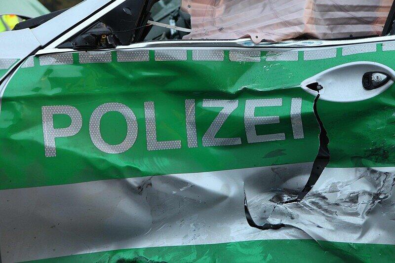 So ähnlich dürfte das zivile Polizeiauto auch ausgesehen haben: Der Beamte krachte mit seinem Auto in die Leitplanke.
