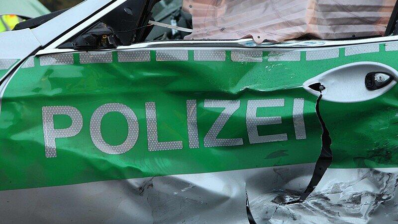 So ähnlich dürfte das zivile Polizeiauto auch ausgesehen haben: Der Beamte krachte mit seinem Auto in die Leitplanke. So ähnlich dürfte das zivile Polizeiauto auch ausgesehen haben: Der Beamte krachte mit seinem Auto in die Leitplanke.