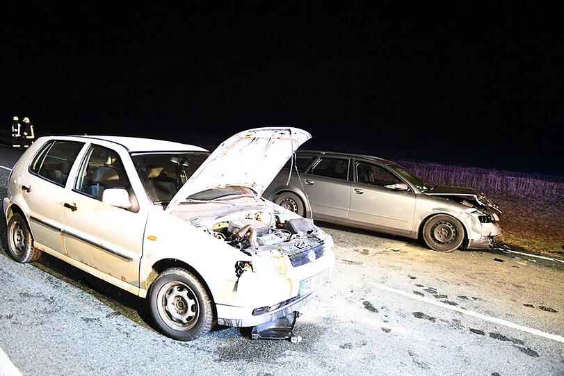 Beim Unfall in Grabenstätt erlitten drei Personen Verletzungen. Die Bilder von der Landstraße.