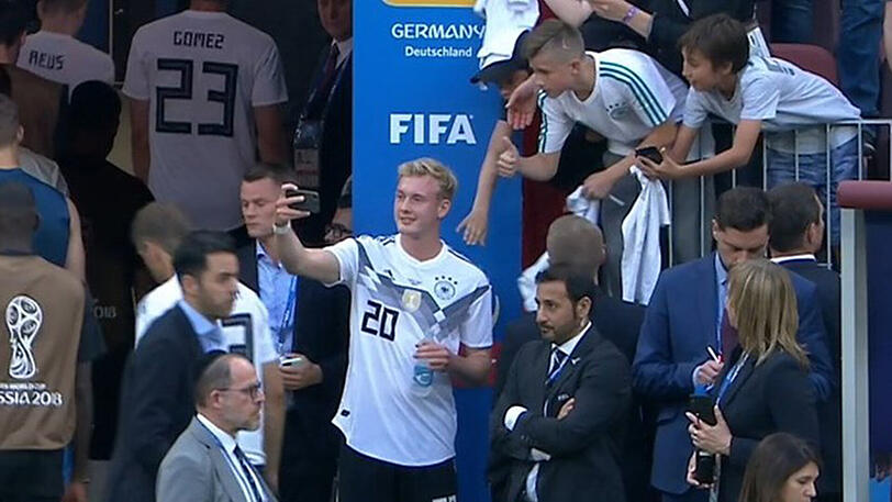 DFB-Spieler Julian Brandt knipst nach der Niederlage gegen Mexiko ein Selfie mit jungen Fans.