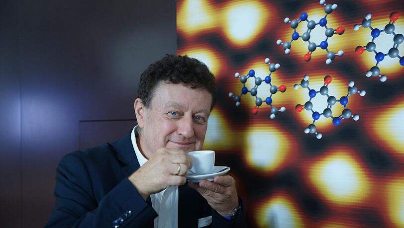 Dr. Wolfgang Heckl, Generaldirektor des Deutschen Museums vor einer Mikroskop-Darstellung von Kaffee. Dr. Wolfgang Heckl, Generaldirektor des Deutschen Museums vor einer Mikroskop-Darstellung von Kaffee.