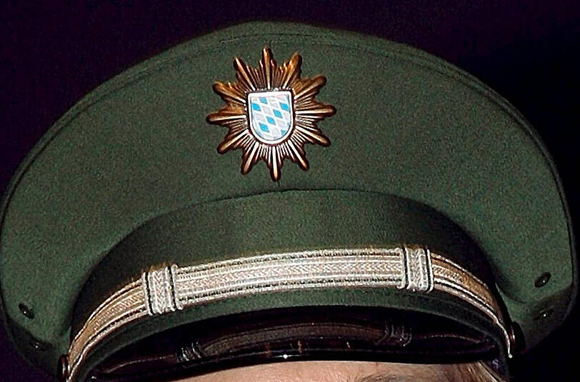 Die Männer gaben sich als Polizeibeamte aus. (Symbolbild)