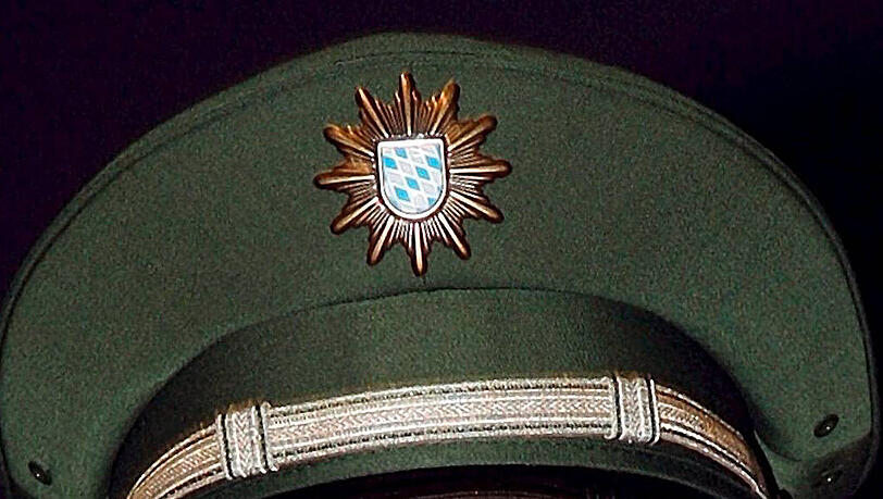 Die Männer gaben sich als Polizeibeamte aus. (Symbolbild) Die Männer gaben sich als Polizeibeamte aus. (Symbolbild)