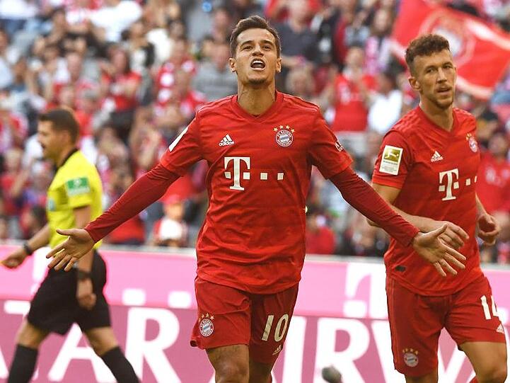 Bayerns Philippe Coutinho (M) jubelt über seinen verwandelten ersten Elfmeter.