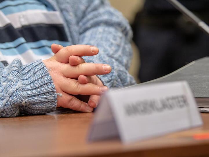 Der Angeklagte sitzt zum Prozessauftakt an seinem Platz im Gericht. Foto: Peter Kneffel/dpa