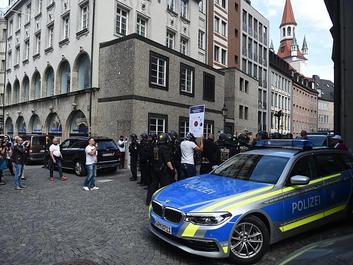 Ein Polizeiwagen steht am Rande einer Demonstration auf dem Marienplatz. Foto: Felix Hörhager/dpa/Archivbild