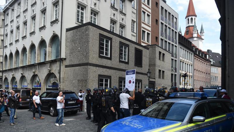 Ein Polizeiwagen steht am Rande einer Demonstration auf dem Marienplatz. Foto: Felix Hörhager/dpa/Archivbild
