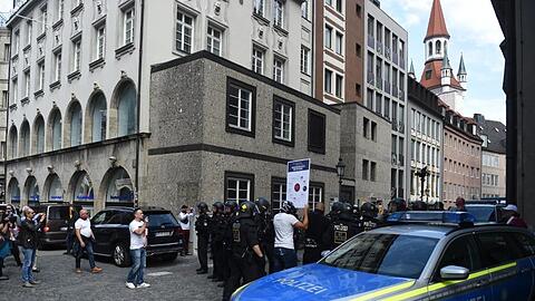 Ein Polizeiwagen steht am Rande einer Demonstration auf dem Marienplatz. Foto: Felix Hörhager/dpa/Archivbild