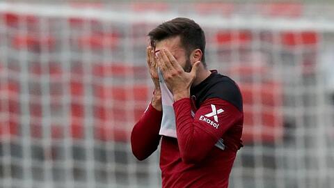 Der Nürnberger Fabian Schleusener verdeckt sich sein Gesicht.